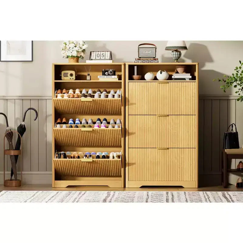 Meuble à chaussures autoportant de 54 po de hauteur - Panneaux de particules naturels + MDF, 3 tiroirs à abattant, étagères réglables, rangement caché pour entrée