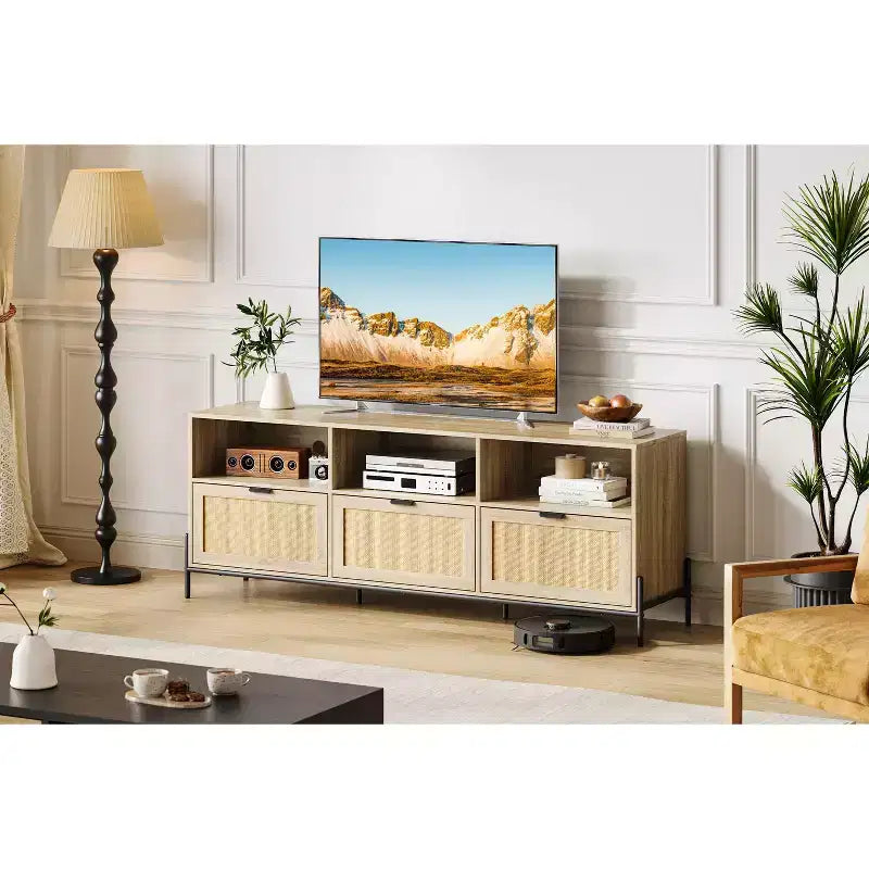 Meuble TV moderne en rotin pour téléviseur 75". Meuble console en bois avec 3 tiroirs et étagères ouvertes