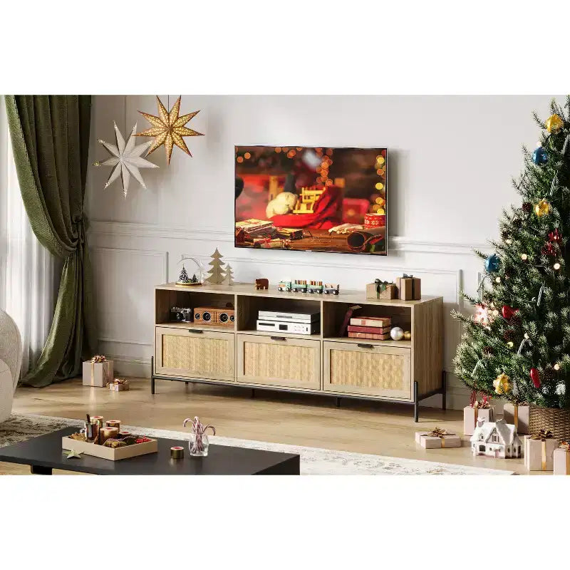 Meuble TV moderne en rotin pour téléviseur 75". Meuble console en bois avec 3 tiroirs et étagères ouvertes