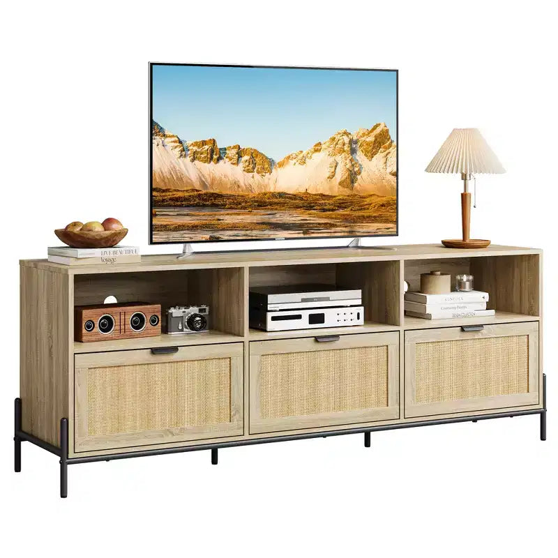 Meuble TV moderne en rotin pour téléviseur 75". Meuble console en bois avec 3 tiroirs et étagères ouvertes