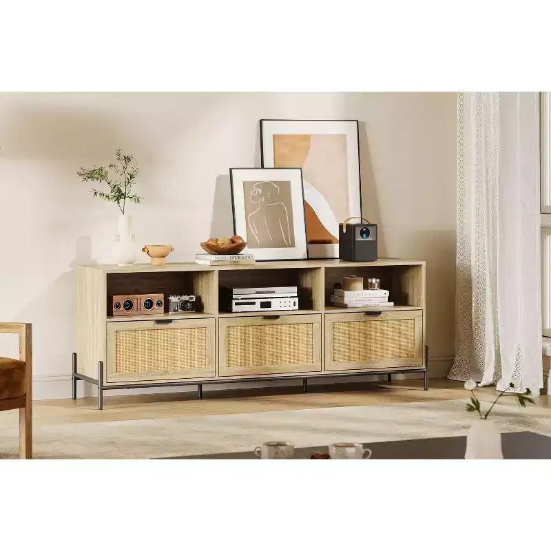 Meuble TV moderne en rotin pour téléviseur 75". Meuble console en bois avec 3 tiroirs et étagères ouvertes