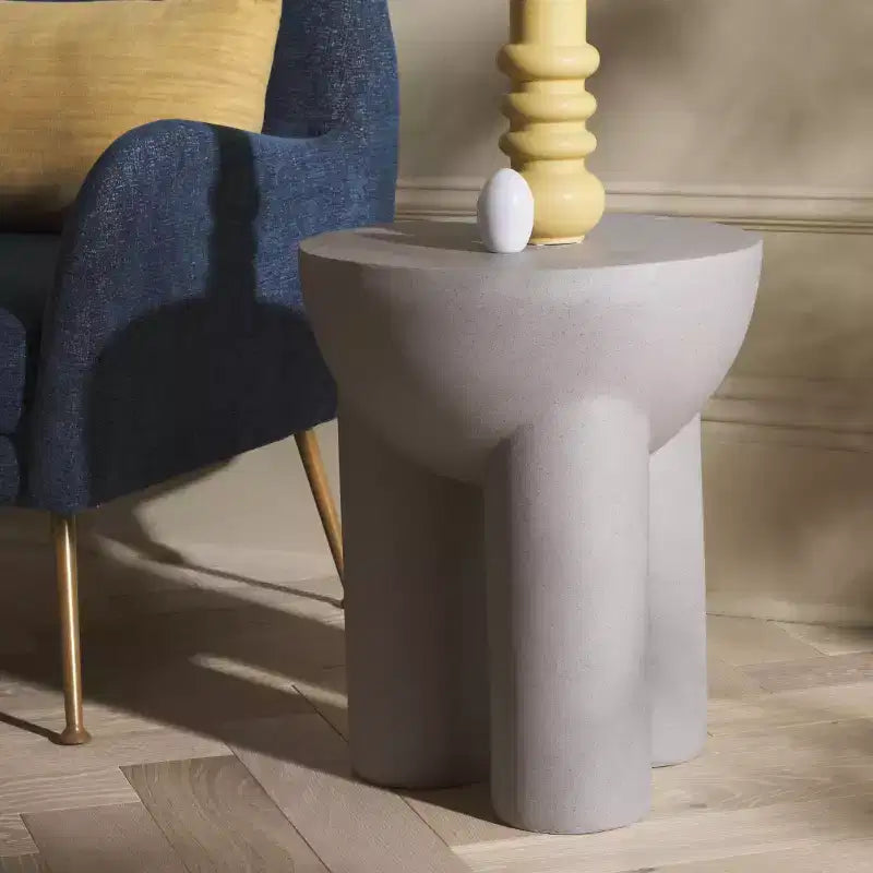 Table d'appoint ronde, grise, motif tambour sculptural