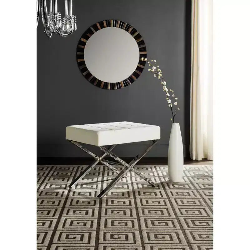 Pouffe moderne et minimaliste en similicuir avec finition chromée